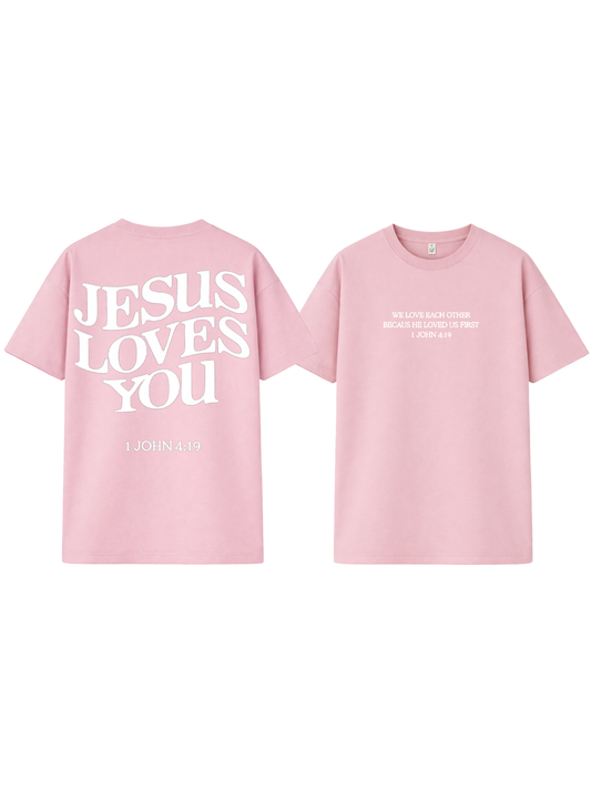 Jesus Loves You – Christliches T-Shirt mit weißem Print und Bibelvers (1. Johannes 4,19)