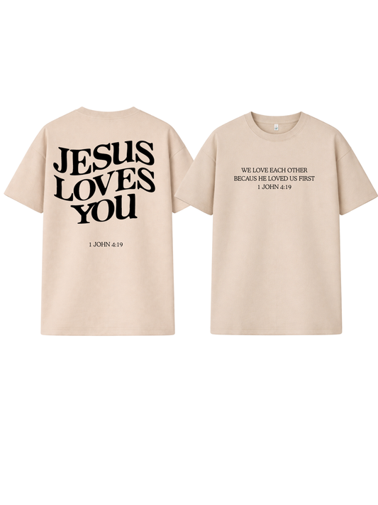 Jesus Loves You – T-Shirt mit Bibelvers (1. Johannes 4,19)